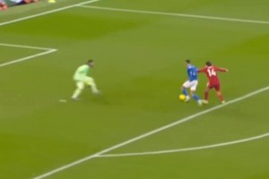 永不放棄！基耶薩這一次極限回防，是否讓你想起了曾經(jīng)的紅軍！