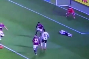 惡意！小孔塞桑慘遭對(duì)手粗暴抱摔砸地！臥槽意甲這都沒判罰…