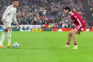 絲毫不落下風(fēng)！場(chǎng)邊視角看索博斯洛伊單防姆巴佩！