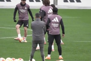 氛圍不錯阿隆索加入到皇馬球員搶圈活動中