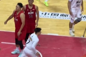 徐隊打球太聰明了，發(fā)底線球往對方最有彈性的地方反彈..