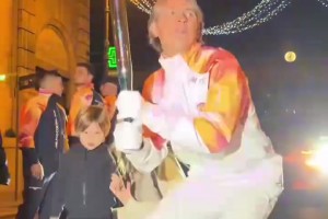 還是帥?。》评找蛟獏⒓佣瑠W會(huì)火炬接力！